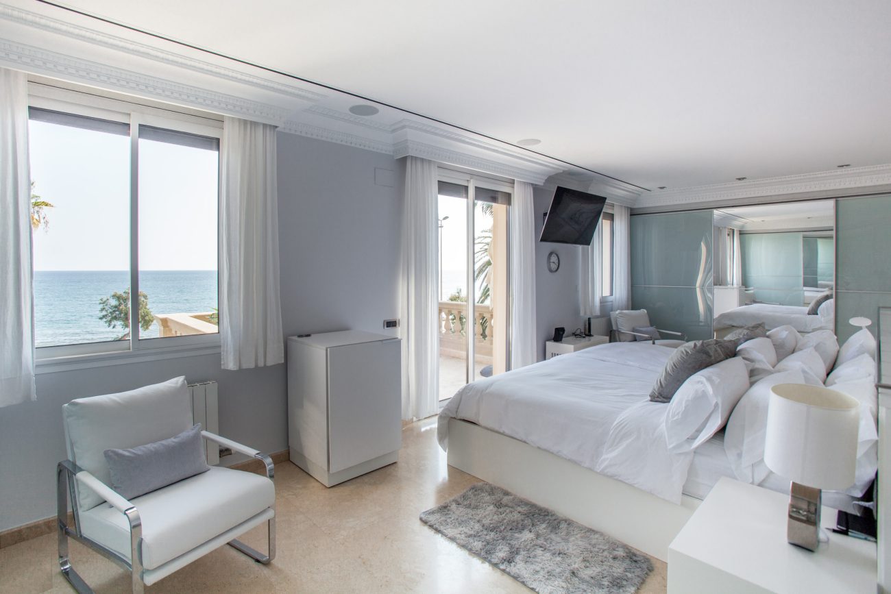 Una Exclusiva Casa de Lujo en la Primera Línea del Mar en Sitges