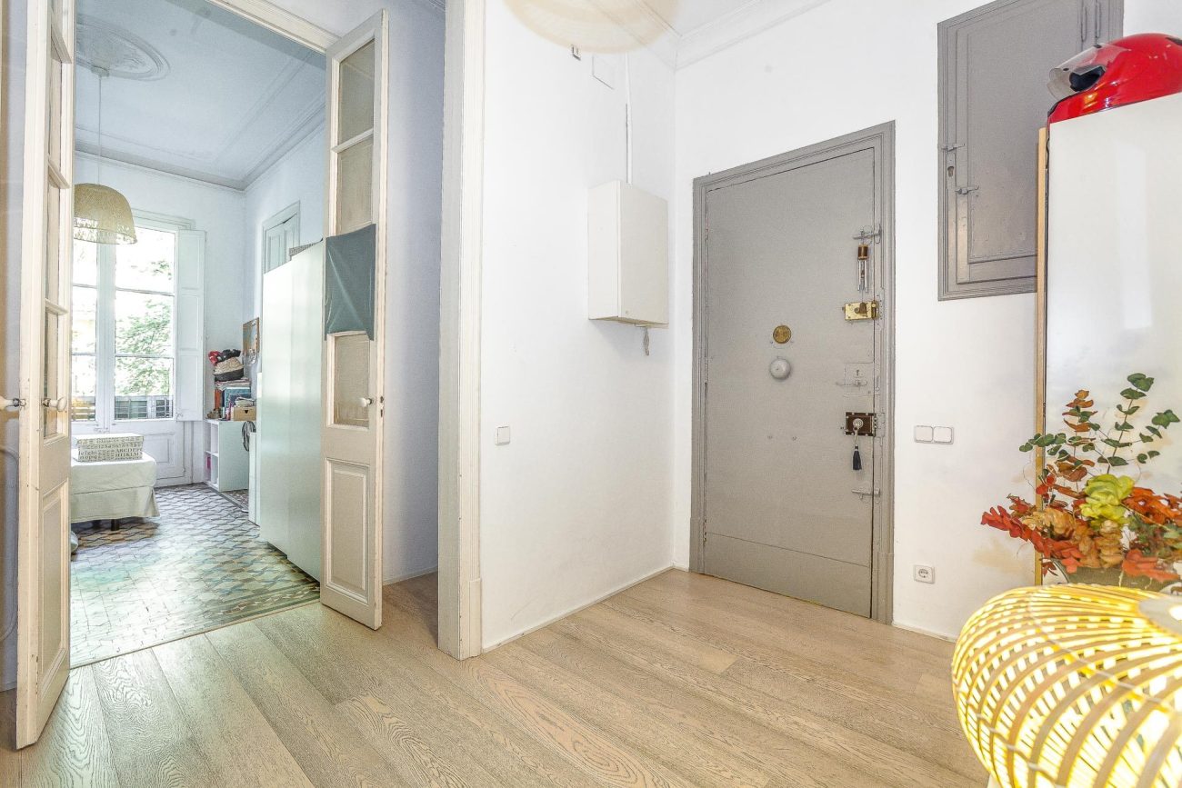 Luminoso apartamento con terraza en Enric Granados