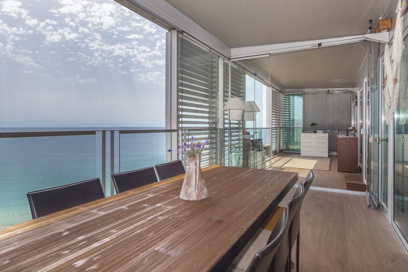 Apartamento frente al mar con vistas panorámicas en el complejo residencial más prestigioso de Barcelona