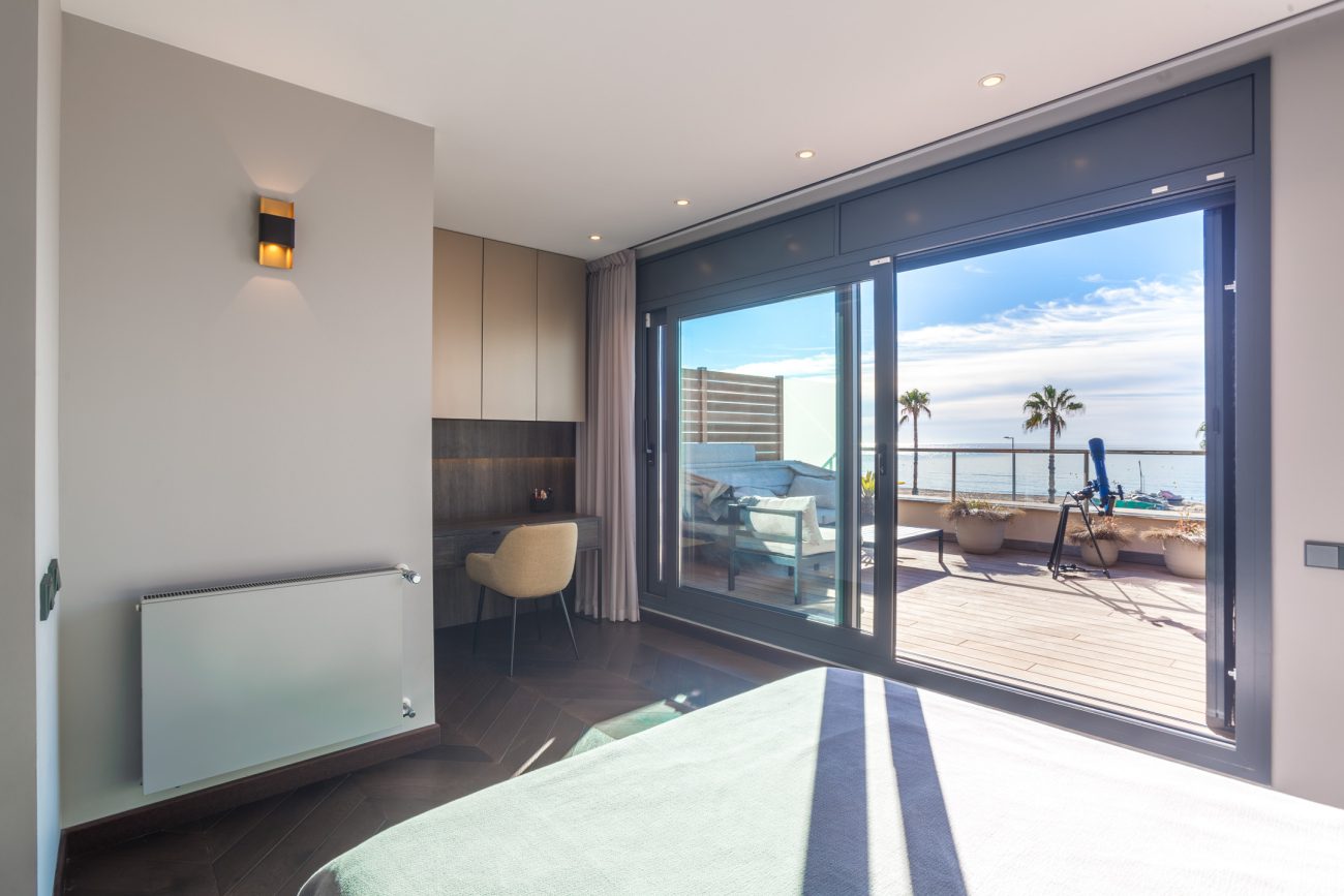 Sumérgete en la experiencia de lujo frente al mar en esta joya en primera línea de Castelldefels con características eco-innovadoras y tecnológicas