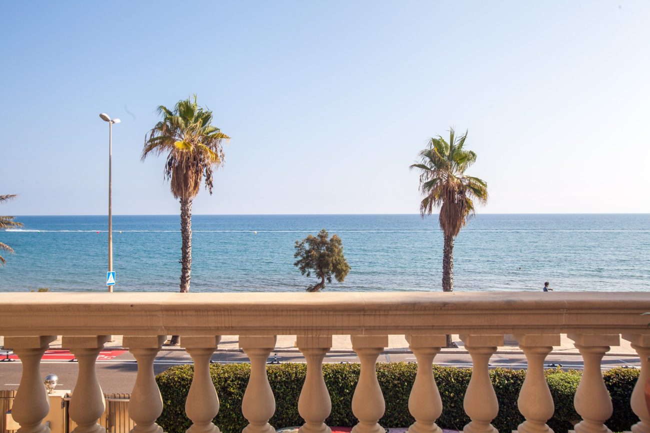 Una Exclusiva Casa de Lujo en la Primera Línea del Mar en Sitges