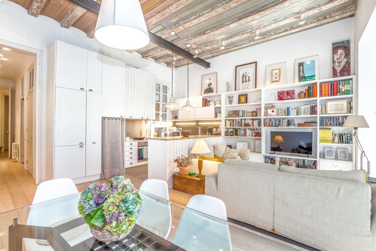 Luminoso apartamento con terraza en Enric Granados