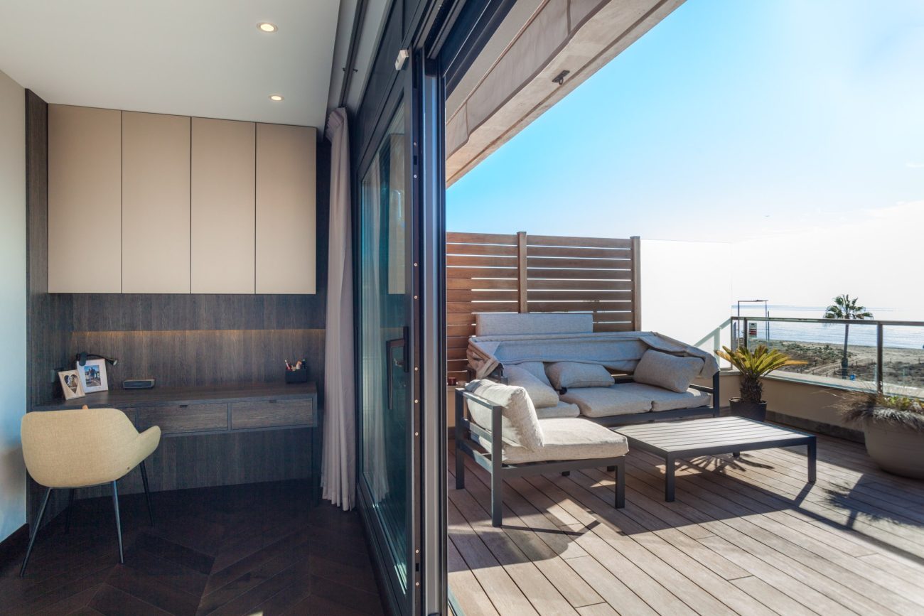 Sumérgete en la experiencia de lujo frente al mar en esta joya en primera línea de Castelldefels con características eco-innovadoras y tecnológicas