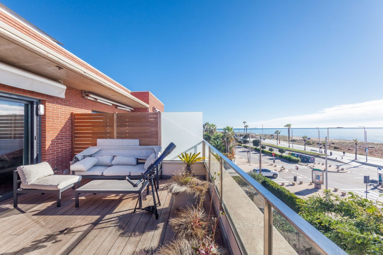 Sumérgete en la experiencia de lujo frente al mar en esta joya en primera línea de Castelldefels con características eco-innovadoras y tecnológicas
