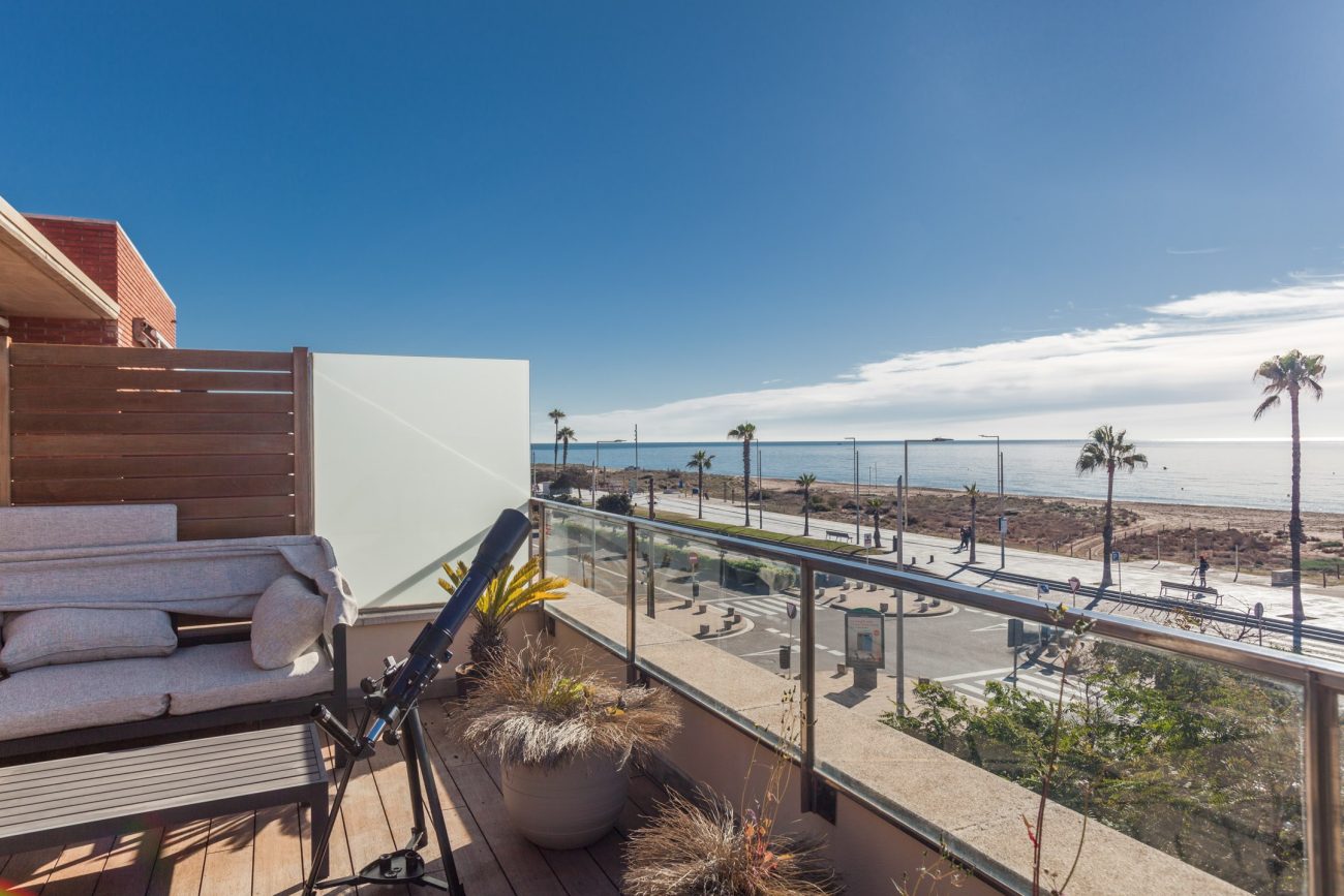 Sumérgete en la experiencia de lujo frente al mar en esta joya en primera línea de Castelldefels con características eco-innovadoras y tecnológicas