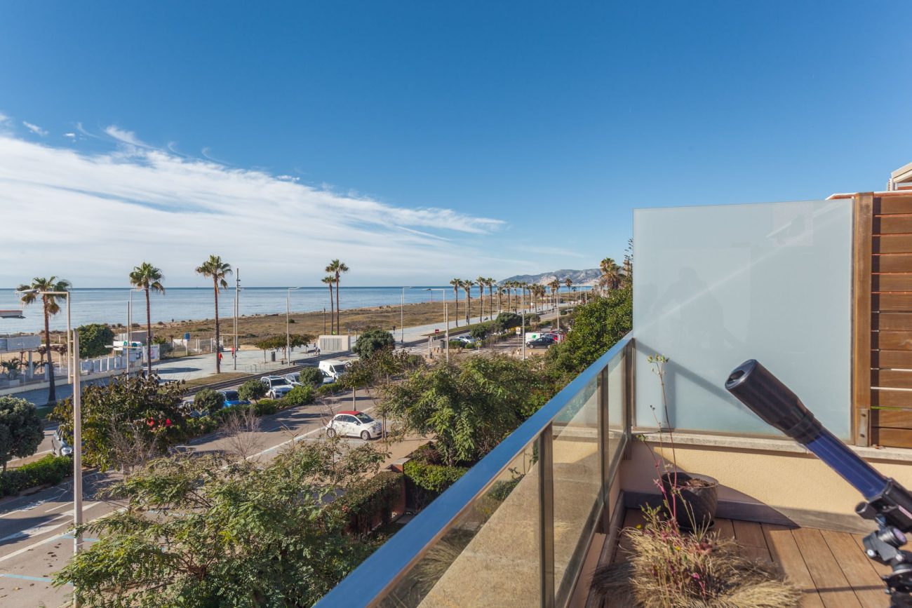 Sumérgete en la experiencia de lujo frente al mar en esta joya en primera línea de Castelldefels con características eco-innovadoras y tecnológicas
