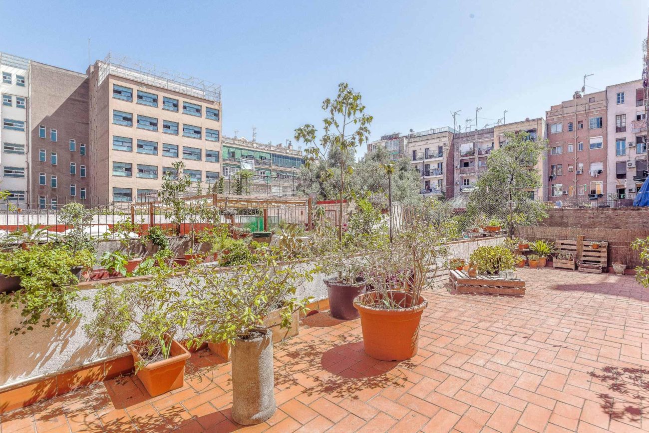 Luminoso apartamento con terraza en Enric Granados