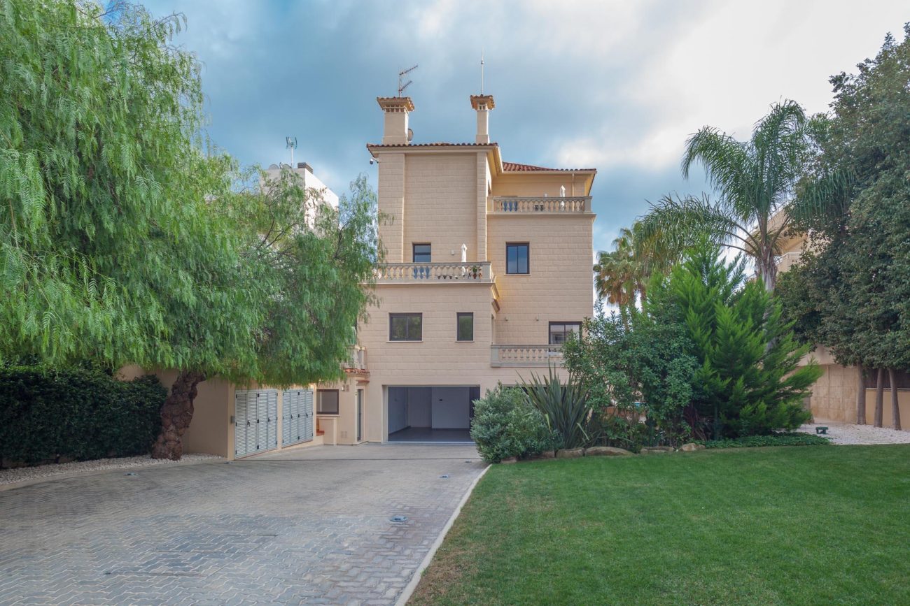 Una Exclusiva Casa de Lujo en la Primera Línea del Mar en Sitges
