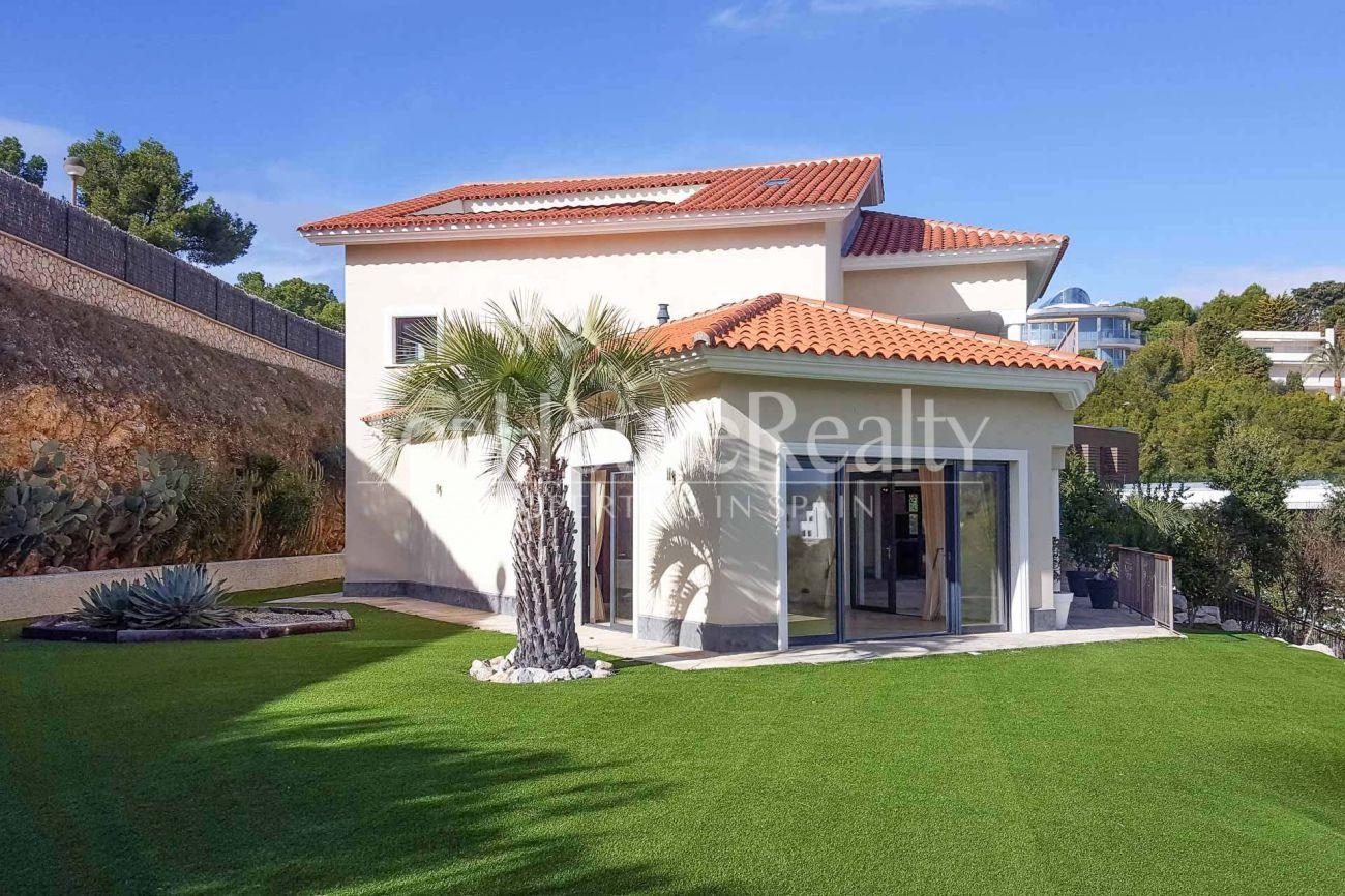 Gran casa en la mejor urbanización cerrada cerca de Barcelona
