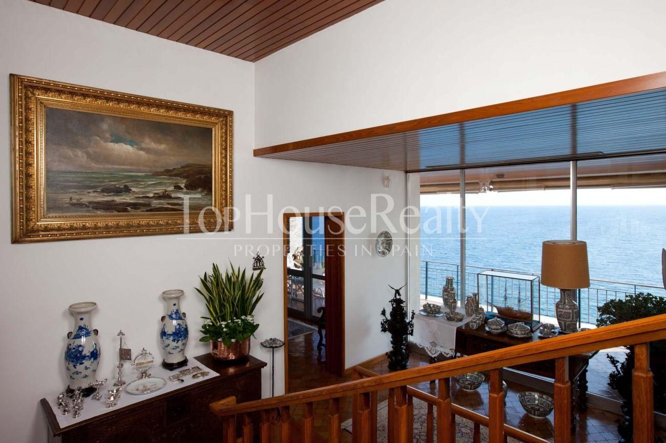 Gran casa señorial con montaña propia frente al mar
