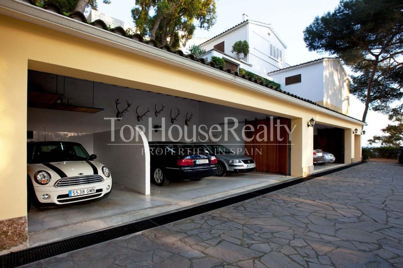 Gran casa señorial con montaña propia frente al mar