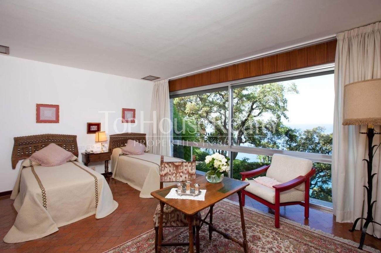 Gran casa señorial con montaña propia frente al mar