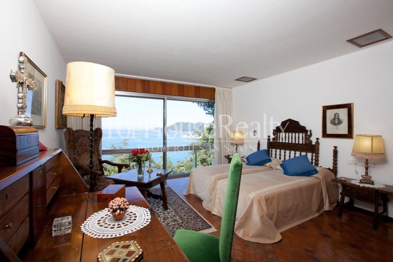 Gran casa señorial con montaña propia frente al mar