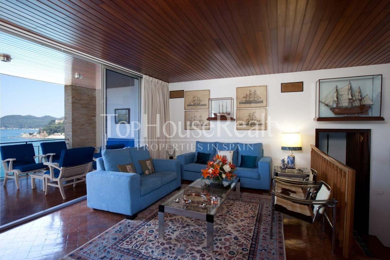 Gran casa señorial con montaña propia frente al mar