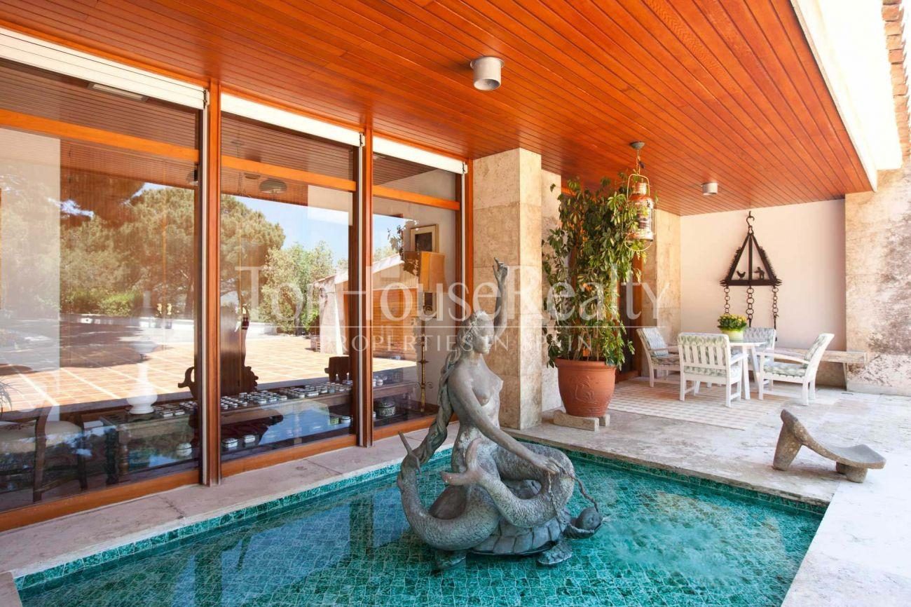 Gran casa señorial con montaña propia frente al mar