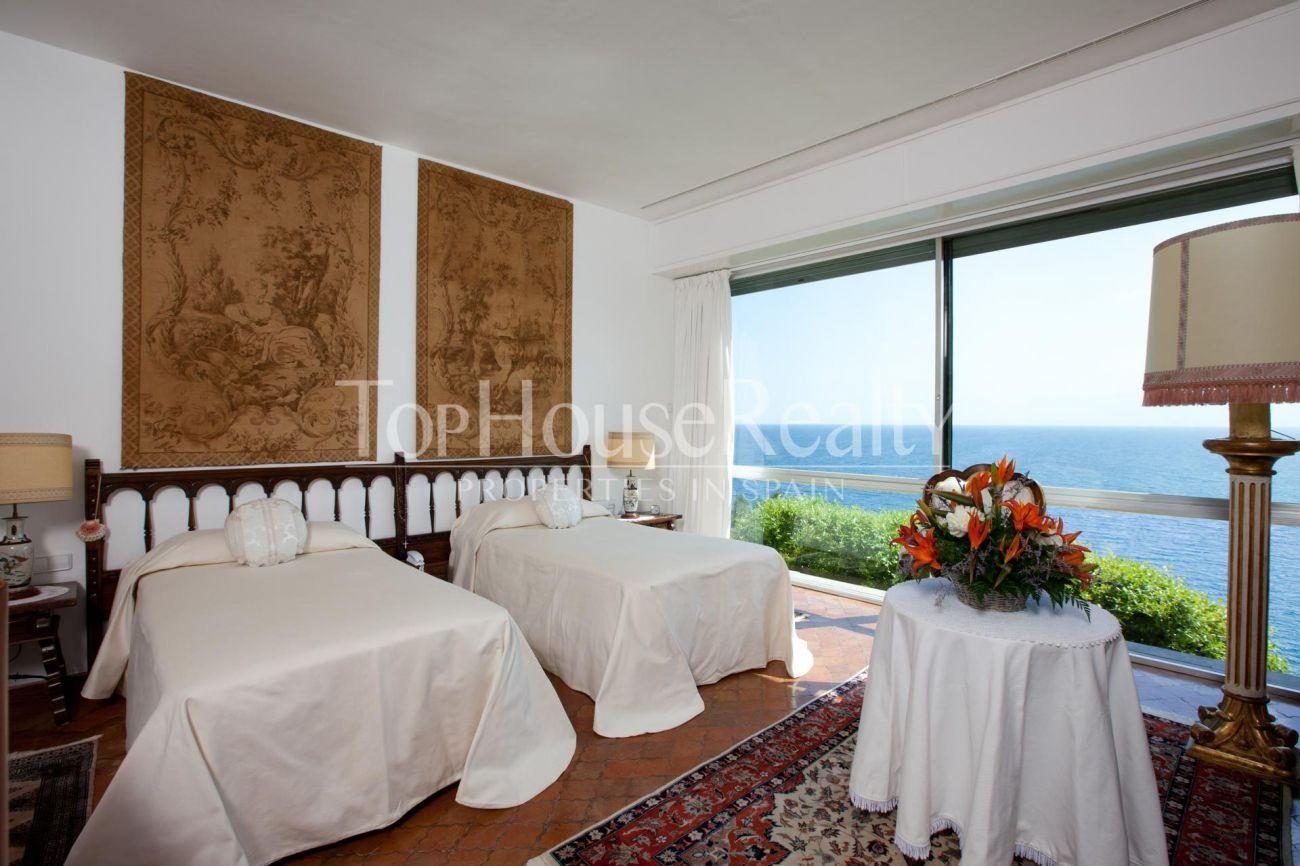 Gran casa señorial con montaña propia frente al mar