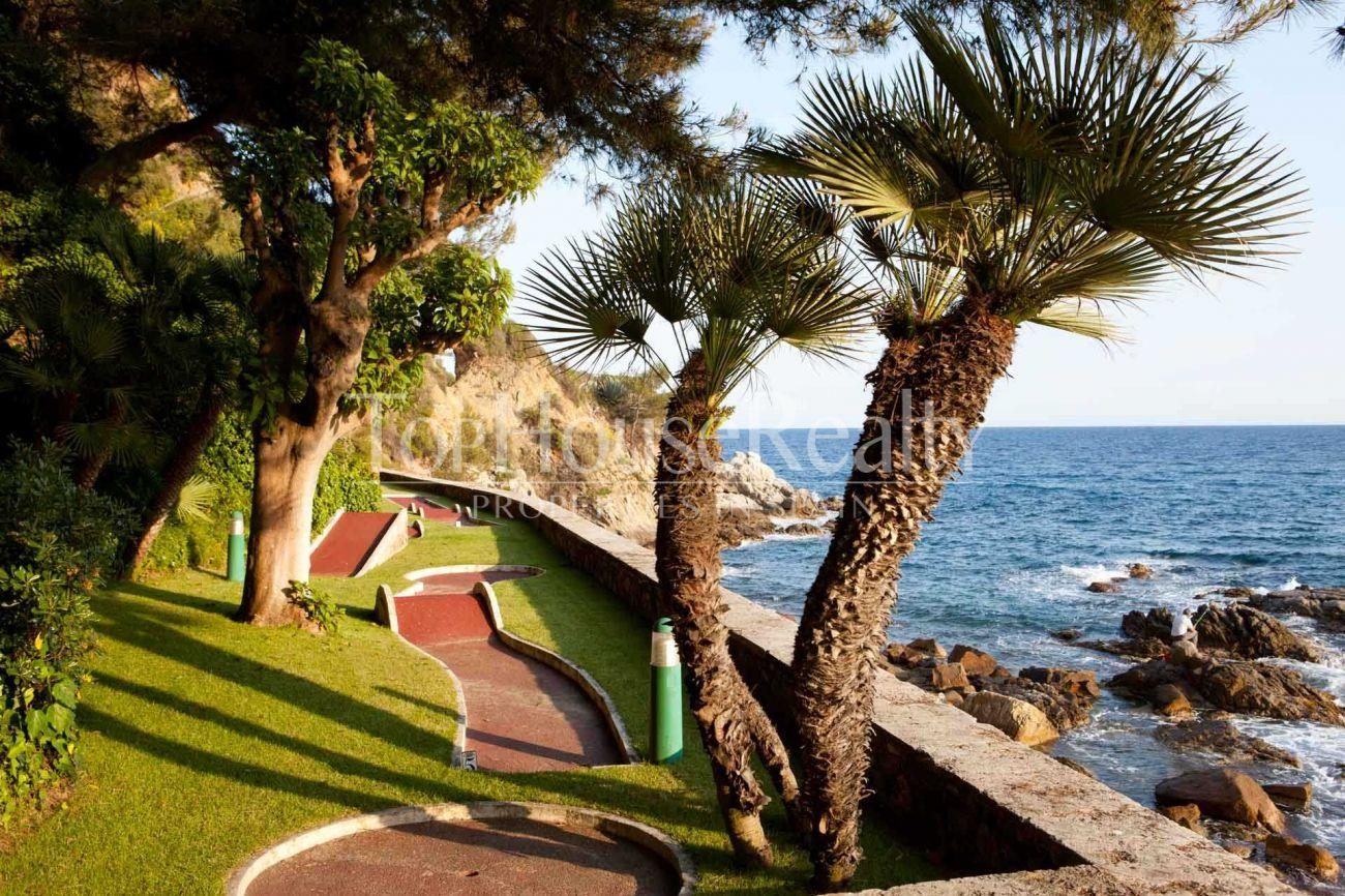 Gran casa señorial con montaña propia frente al mar