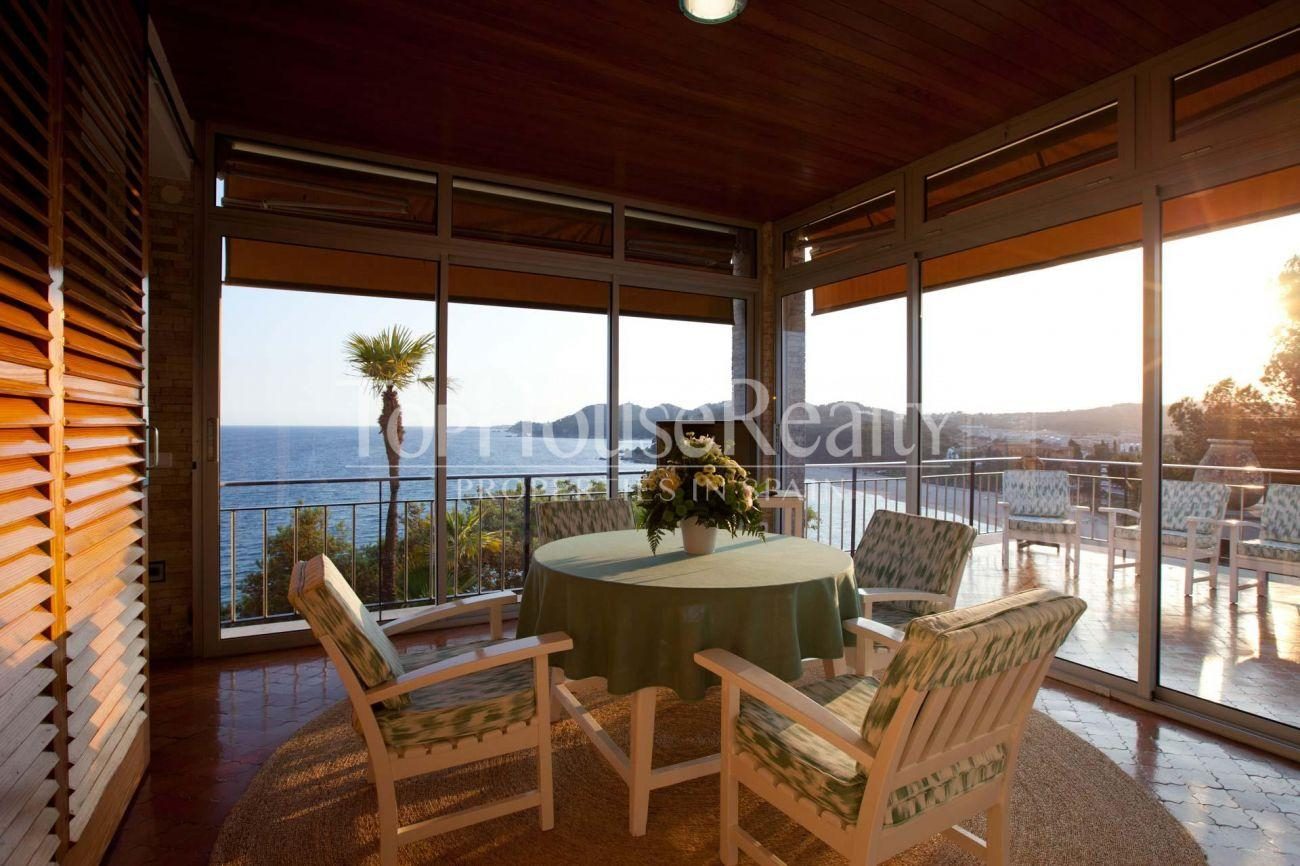 Gran casa señorial con montaña propia frente al mar
