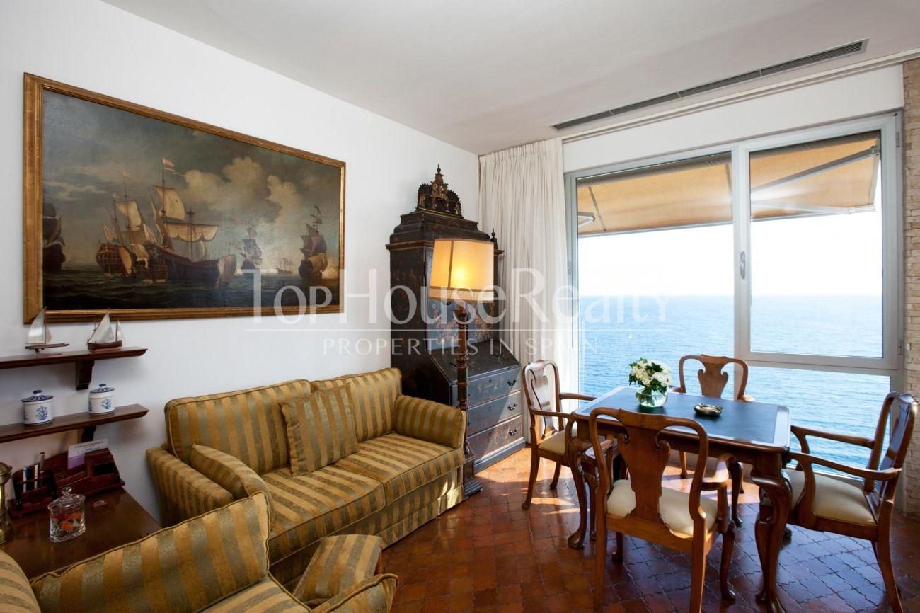 Gran casa señorial con montaña propia frente al mar