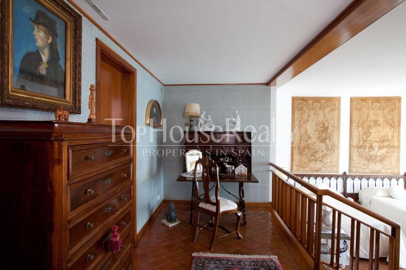 Gran casa señorial con montaña propia frente al mar