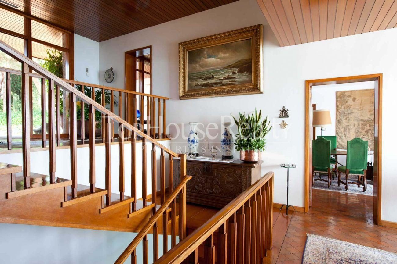 Gran casa señorial con montaña propia frente al mar