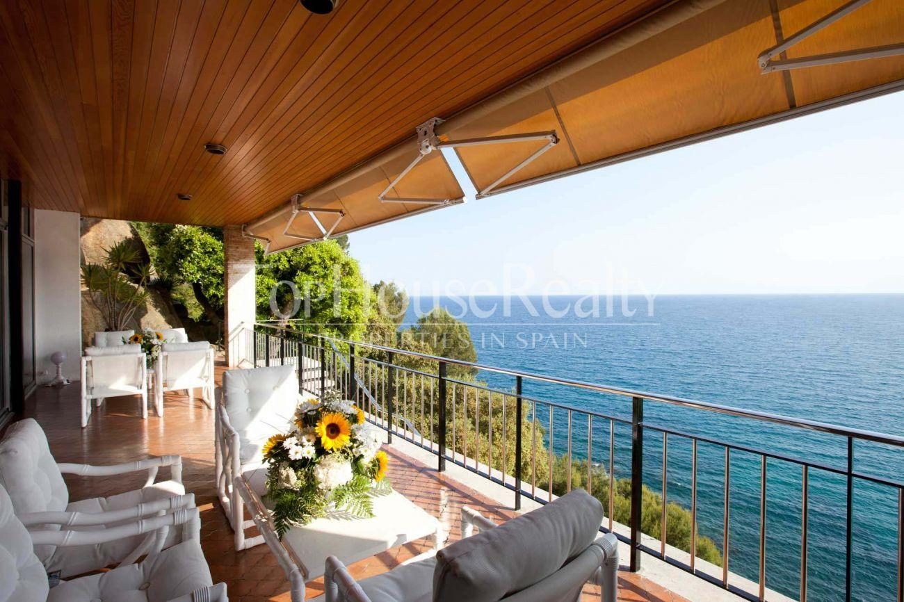 Gran casa señorial con montaña propia frente al mar