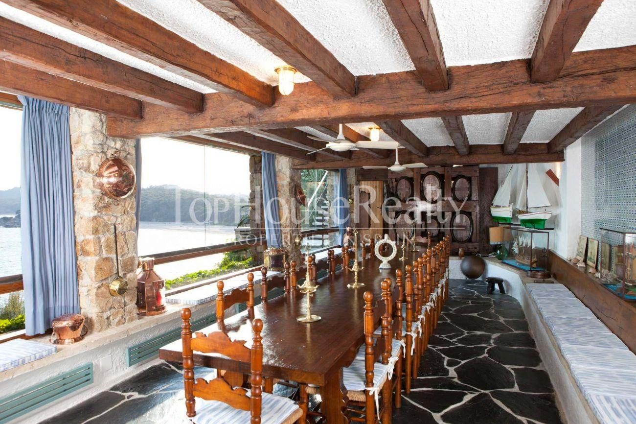 Gran casa señorial con montaña propia frente al mar