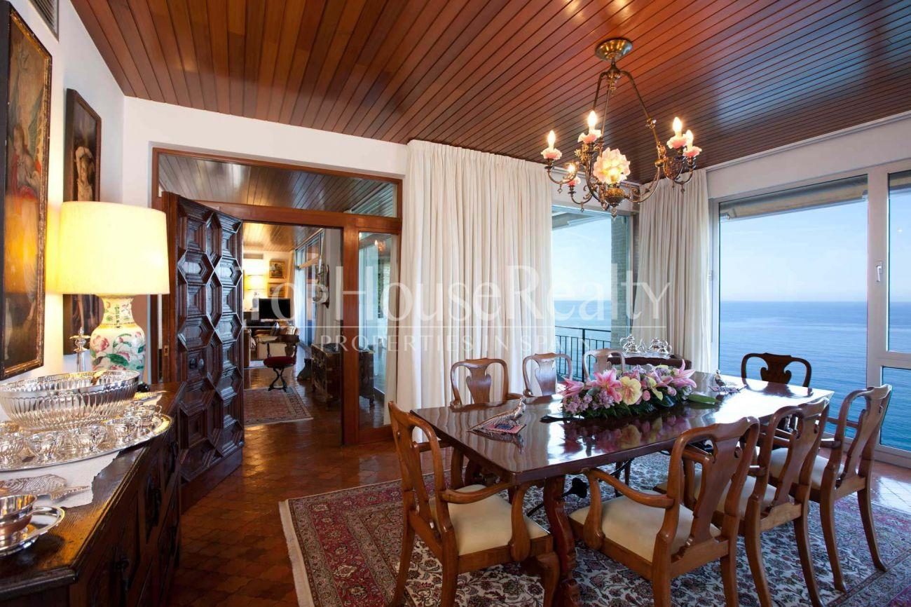 Gran casa señorial con montaña propia frente al mar