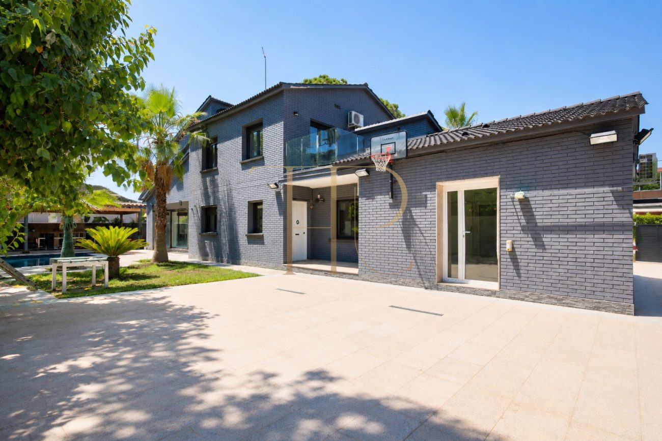 Exclusiva casa unifamiliar de diseño en La Pineda, Castelldefels