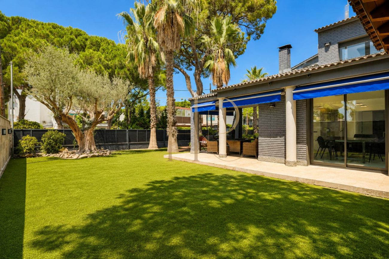 Exclusiva casa unifamiliar de diseño en La Pineda, Castelldefels