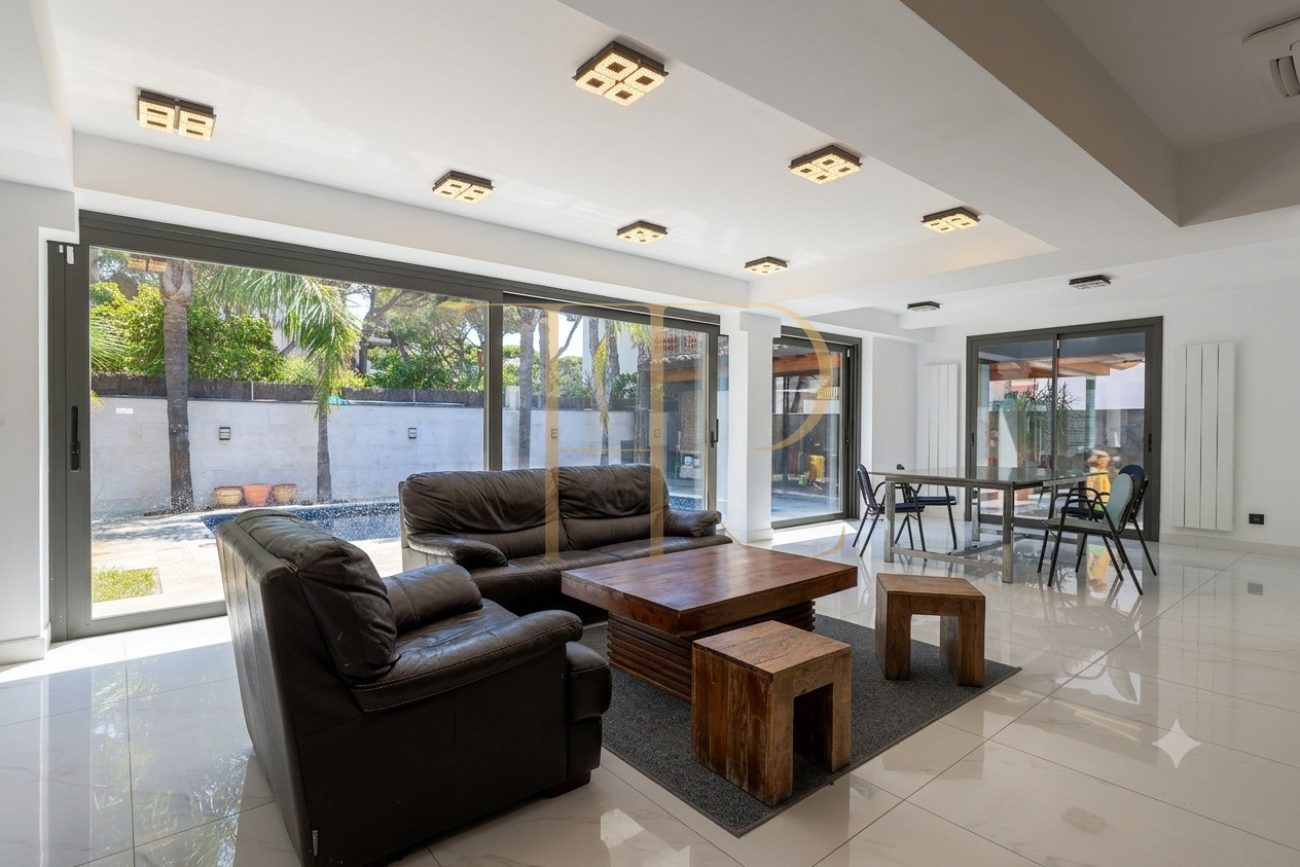 Exclusiva casa unifamiliar de diseño en La Pineda, Castelldefels