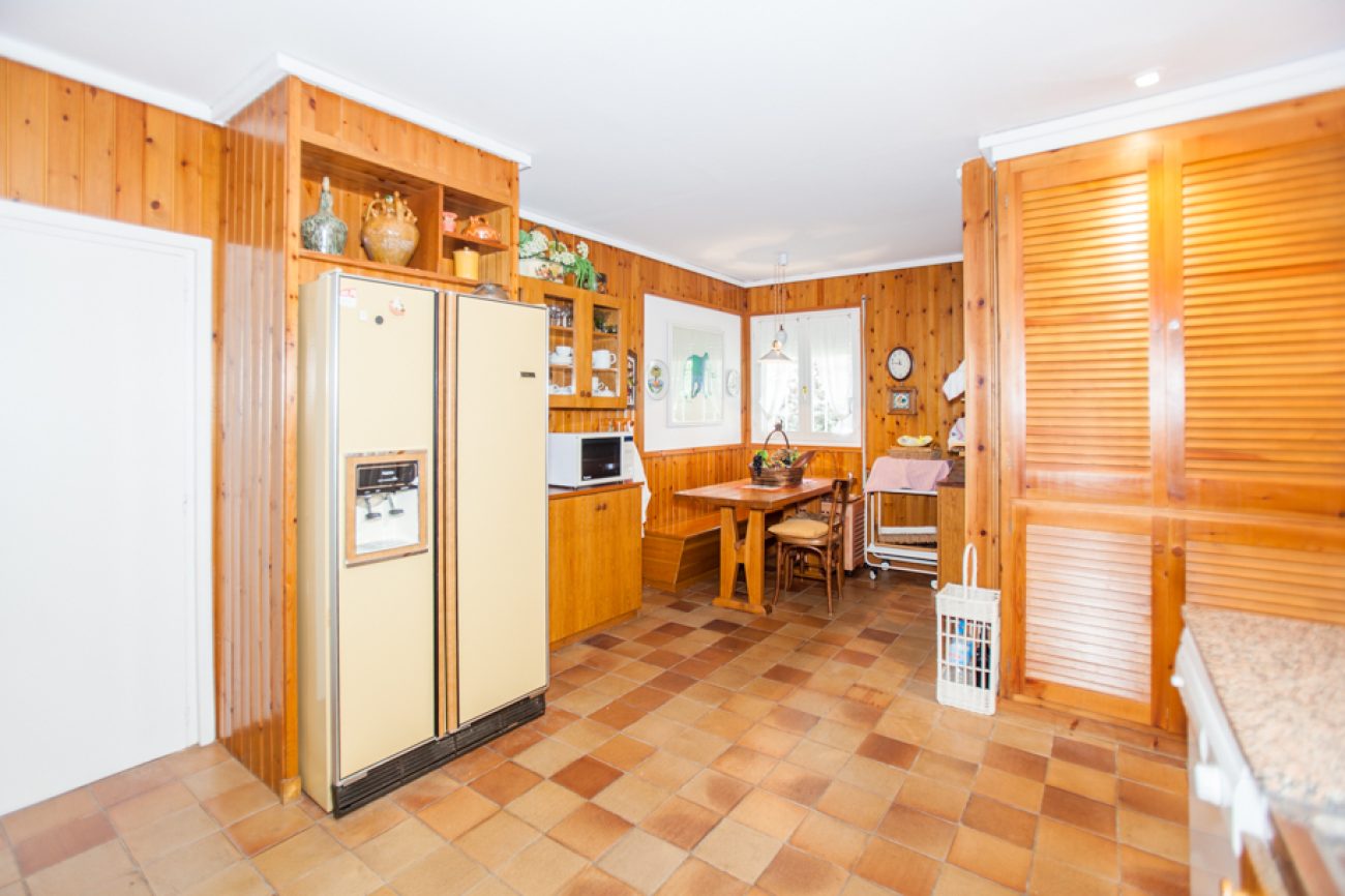 Casa de estilo rústico en una urbanización de lujo al lado de mar
