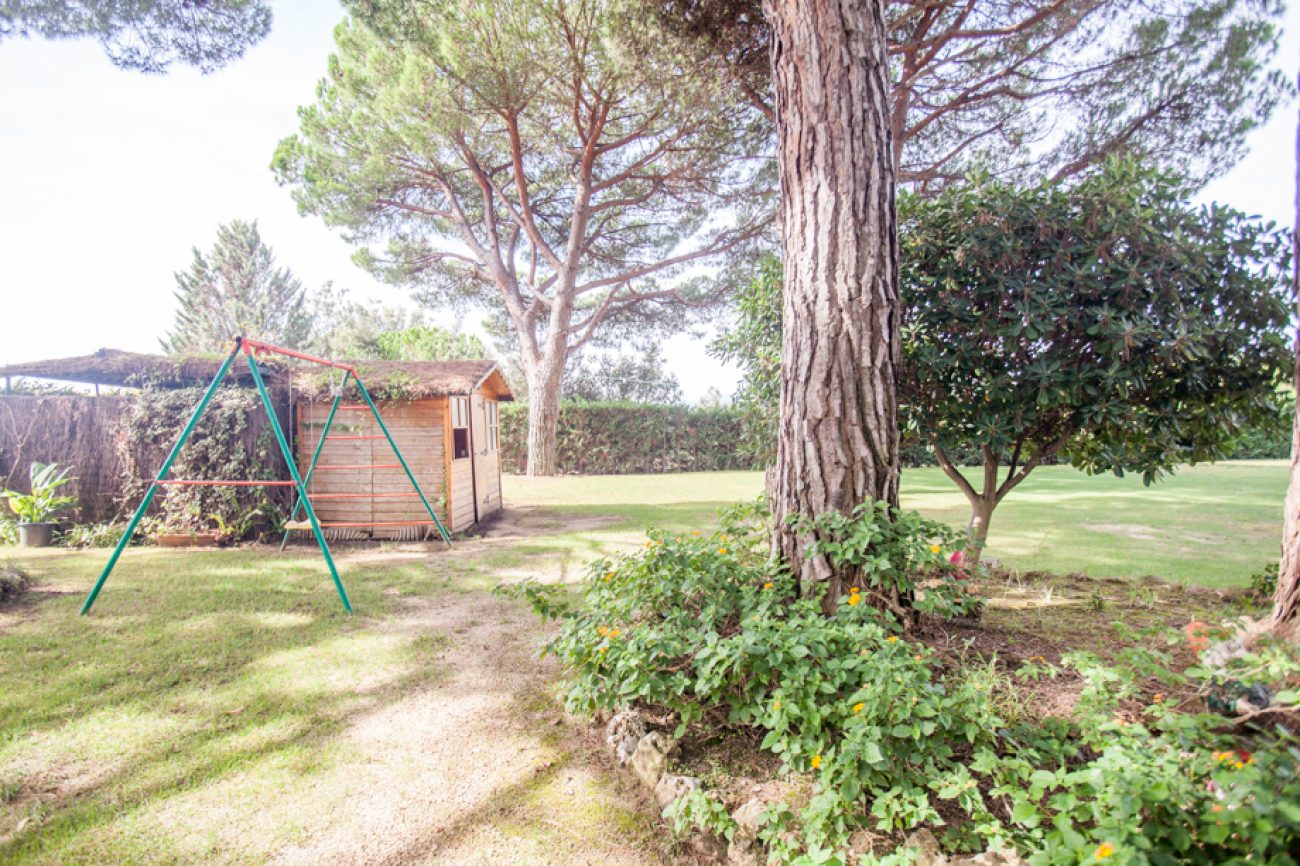 Casa de estilo rústico en una urbanización de lujo al lado de mar