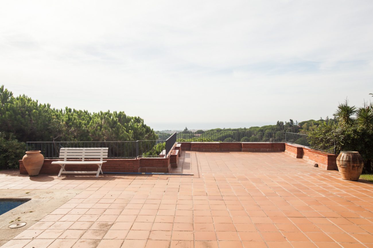 Casa de estilo rústico en una urbanización de lujo al lado de mar