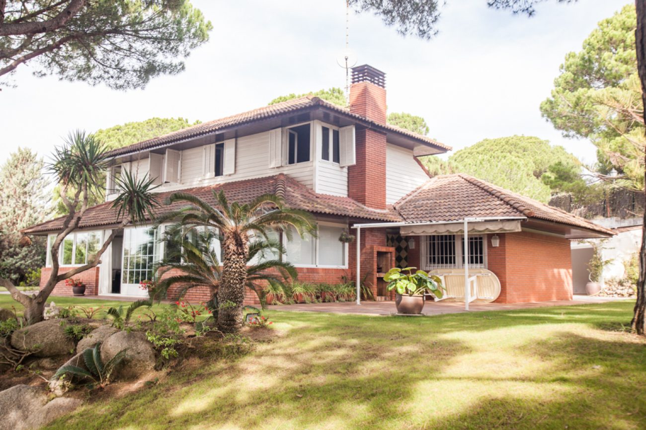 Casa de estilo rústico en una urbanización de lujo al lado de mar