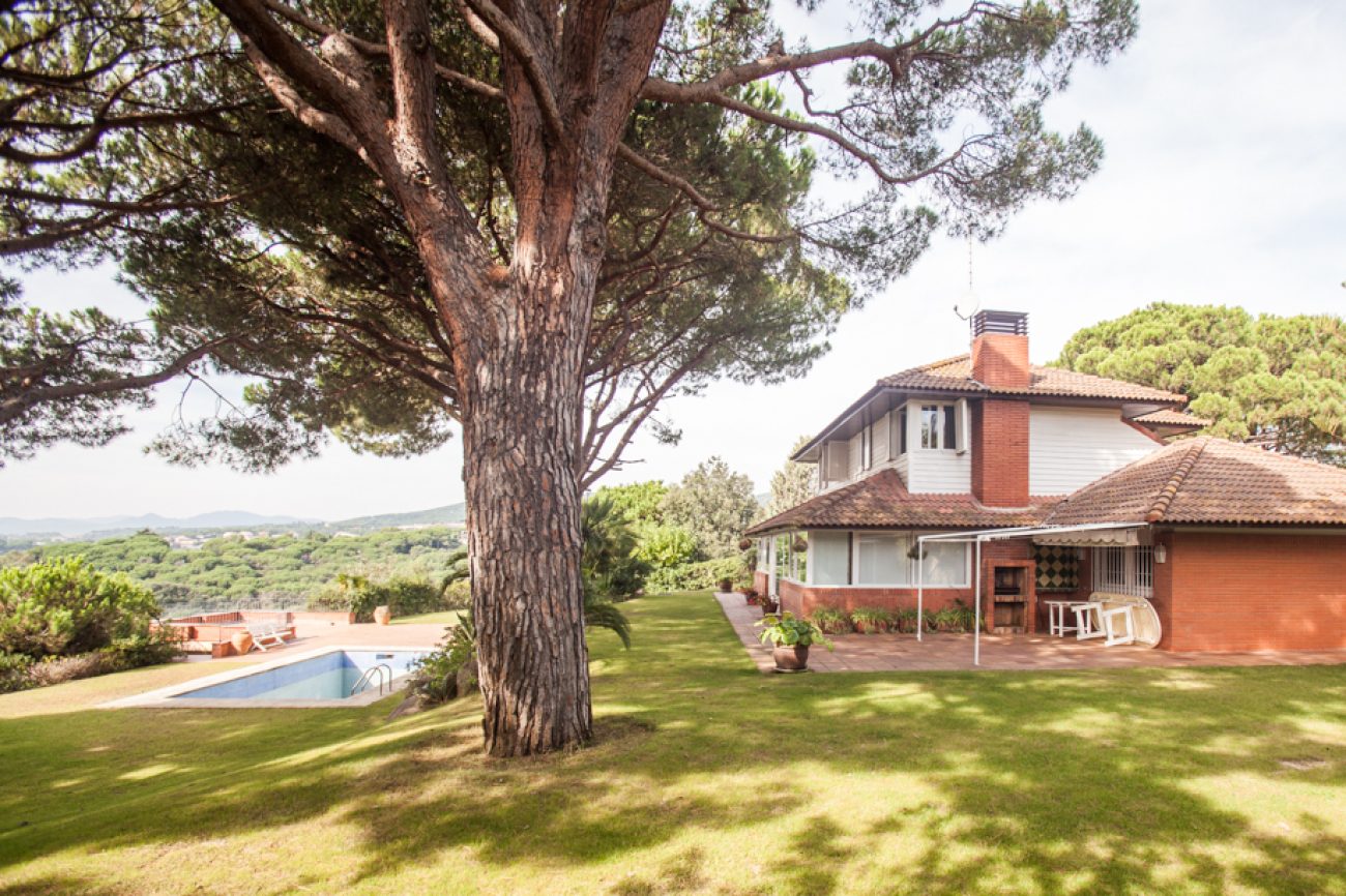 Casa de estilo rústico en una urbanización de lujo al lado de mar