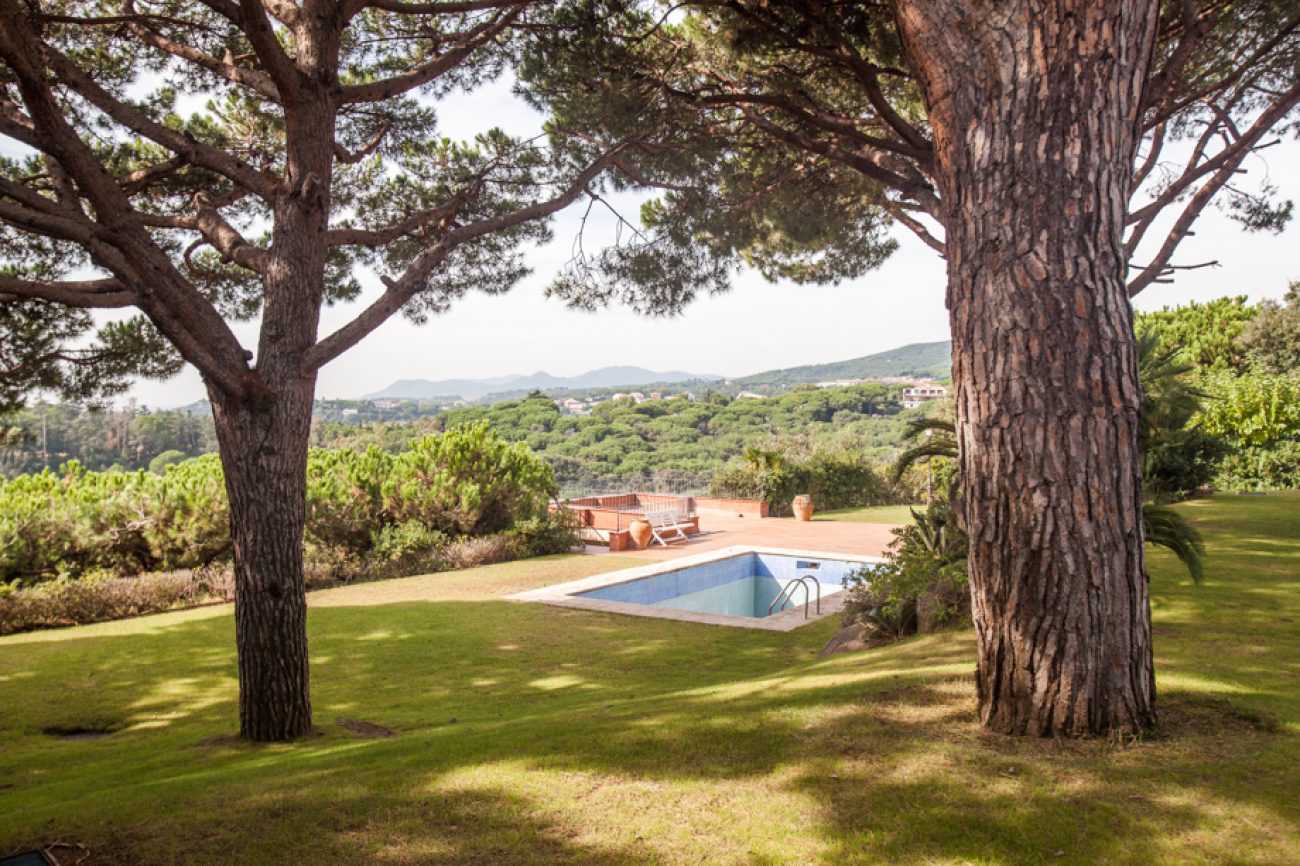 Casa de estilo rústico en una urbanización de lujo al lado de mar