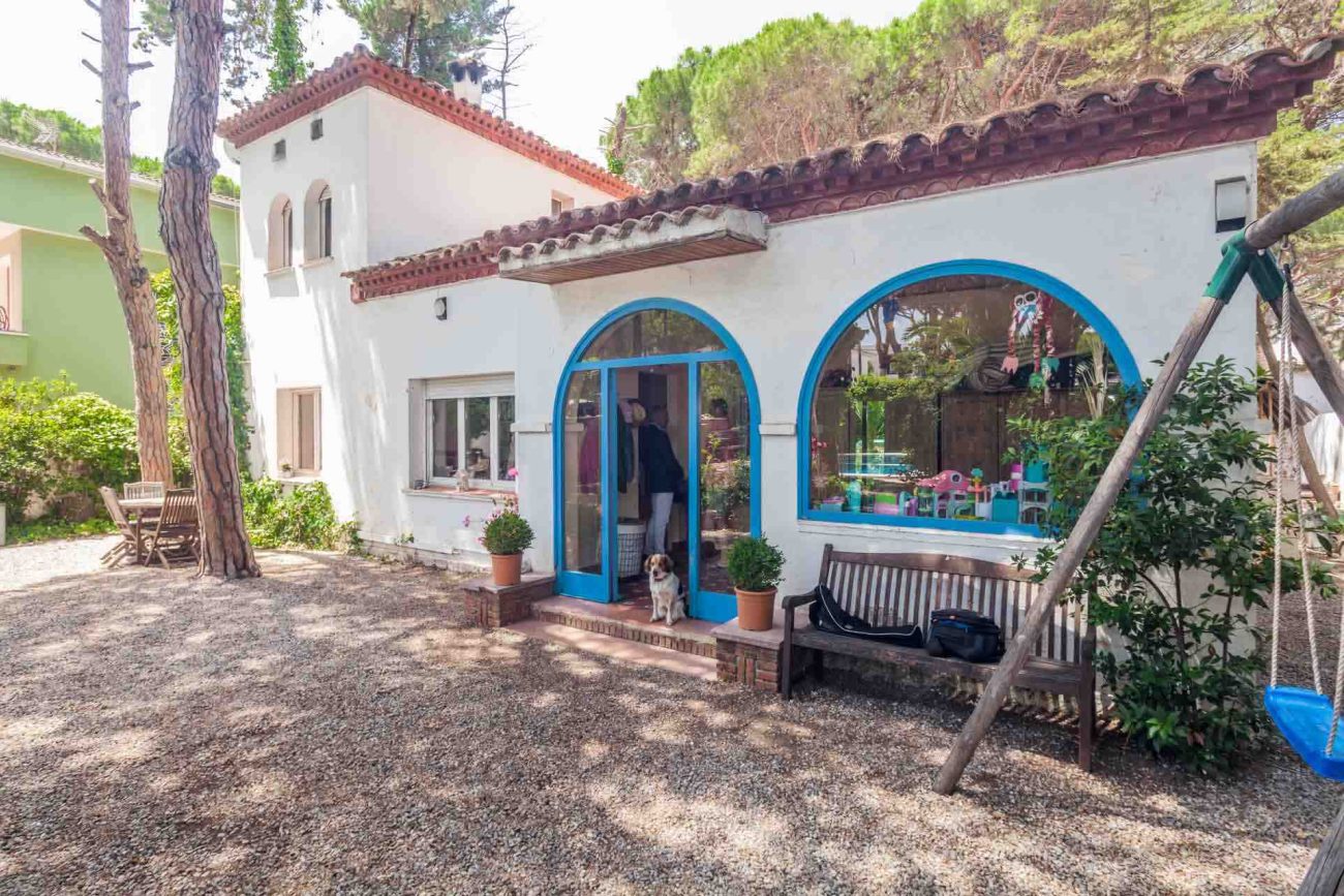 Excepcional parcela con acogedora casa en Castelldefels Playa