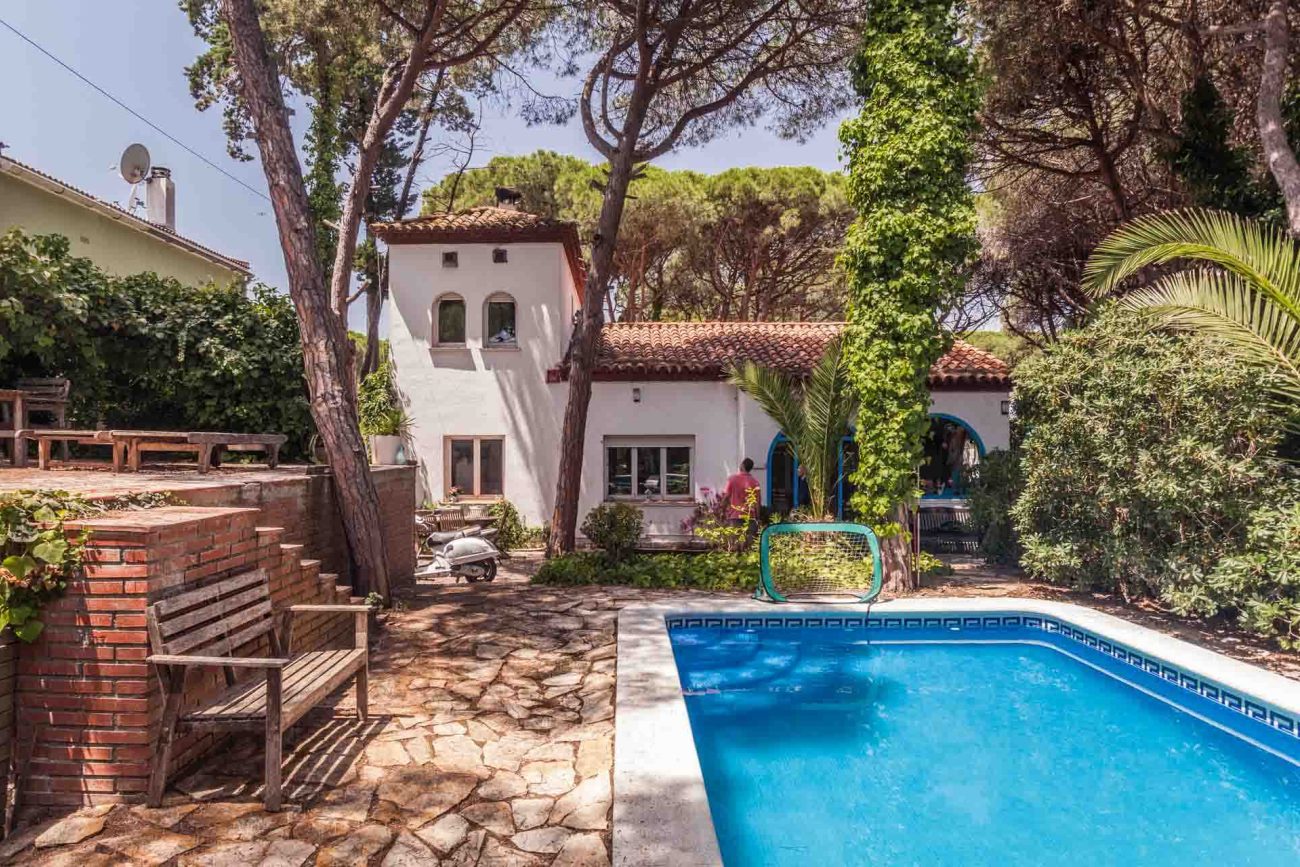 Excepcional parcela con acogedora casa en Castelldefels Playa