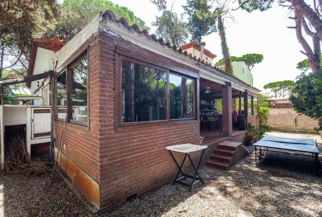 Excepcional parcela con acogedora casa en Castelldefels Playa
