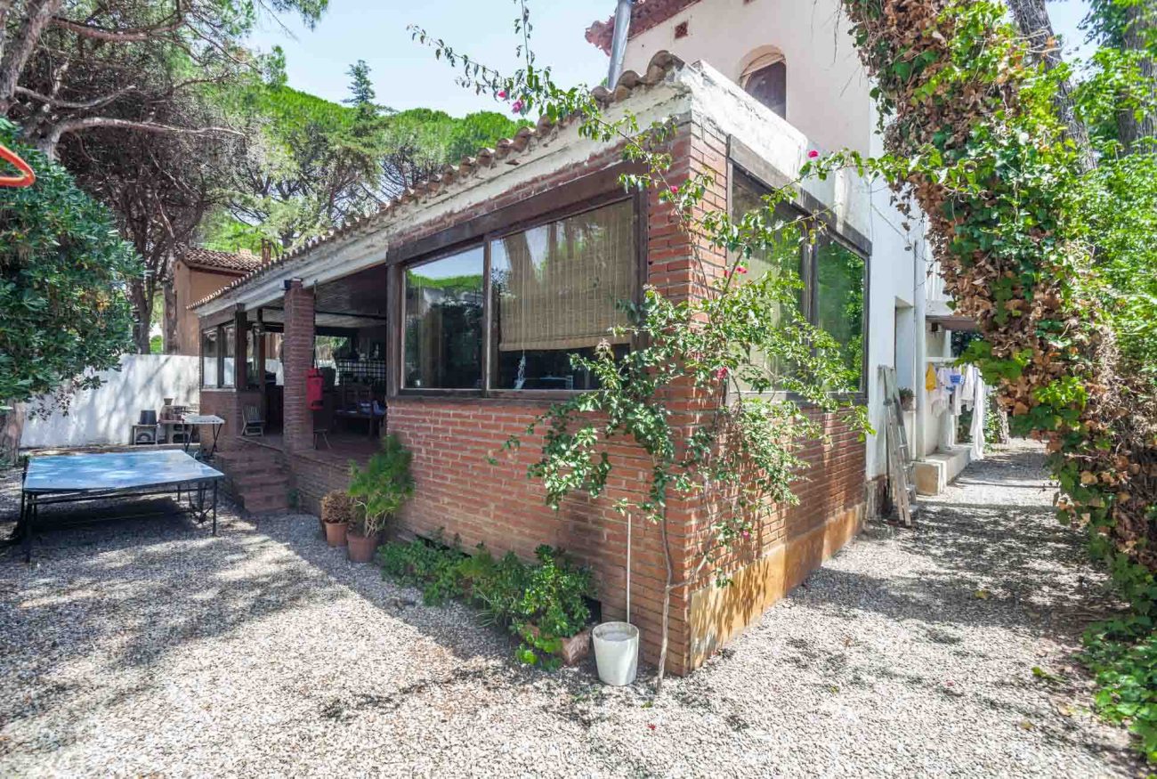 Excepcional parcela con acogedora casa en Castelldefels Playa