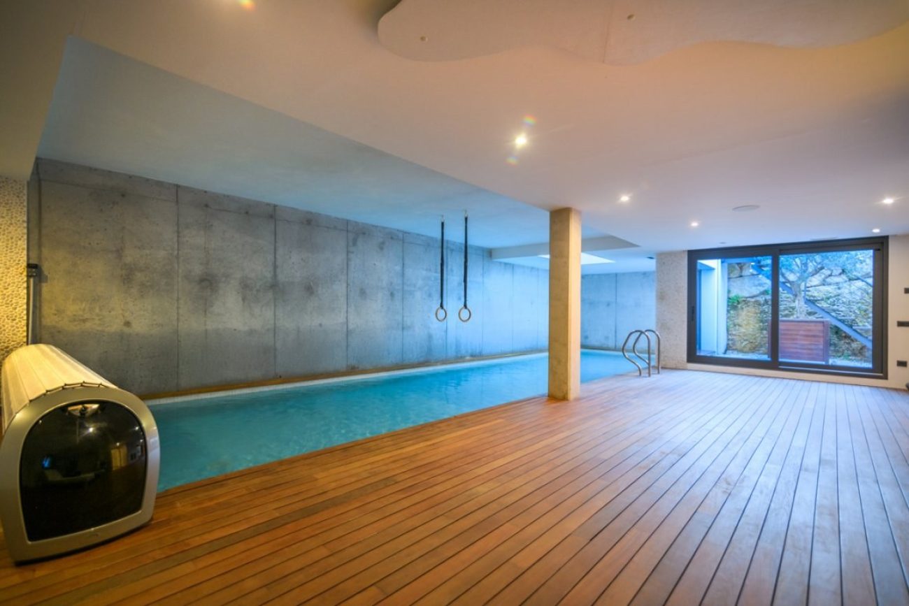 Villa de lujo en venta en Sitges frente al golf: mansión exclusiva con spa privado y gran parcela