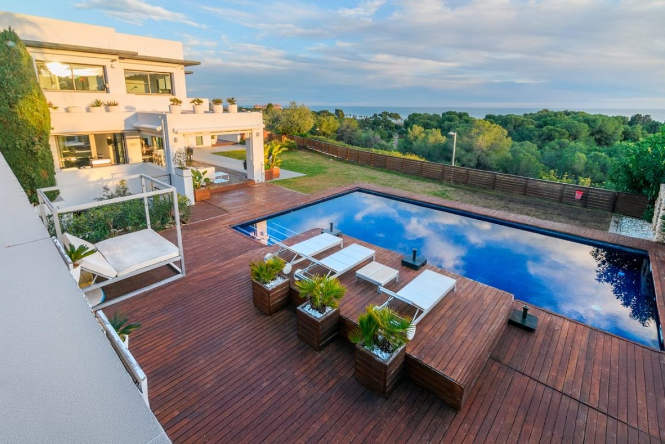 Villa de lujo en venta en Sitges frente al golf: mansión exclusiva con spa privado y gran parcela
