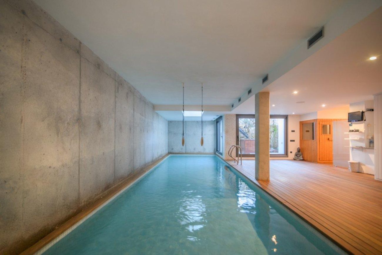 Villa de lujo en venta en Sitges frente al golf: mansión exclusiva con spa privado y gran parcela