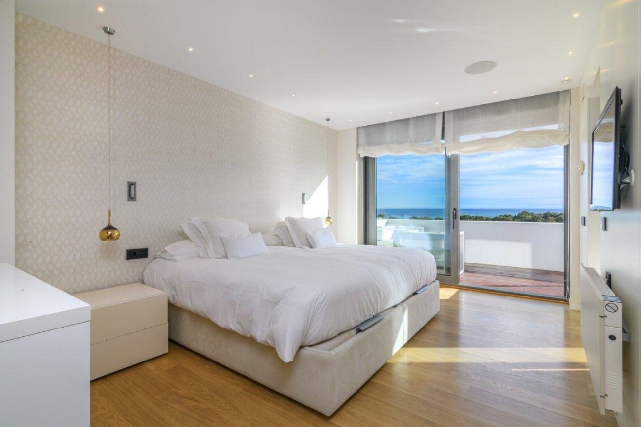 Villa de lujo en venta en Sitges frente al golf: mansión exclusiva con spa privado y gran parcela