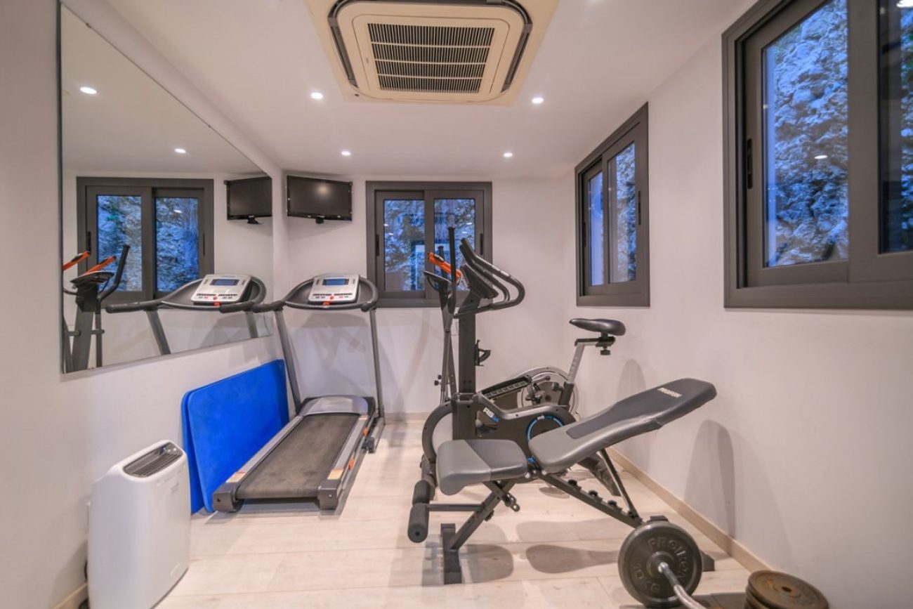 Villa de lujo en venta en Sitges frente al golf: mansión exclusiva con spa privado y gran parcela