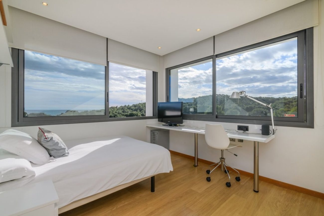 Villa de lujo en venta en Sitges frente al golf: mansión exclusiva con spa privado y gran parcela