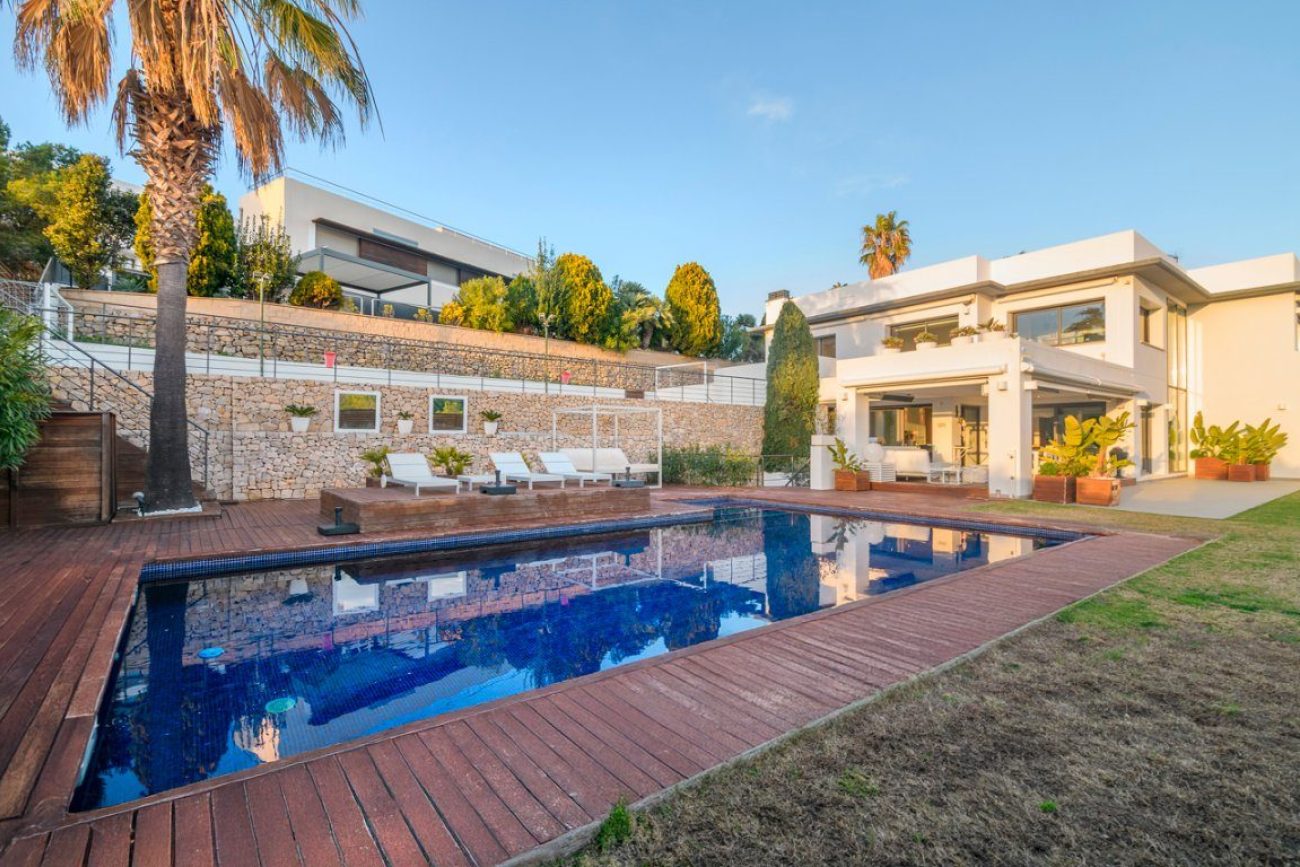 Villa de lujo en venta en Sitges frente al golf: mansión exclusiva con spa privado y gran parcela