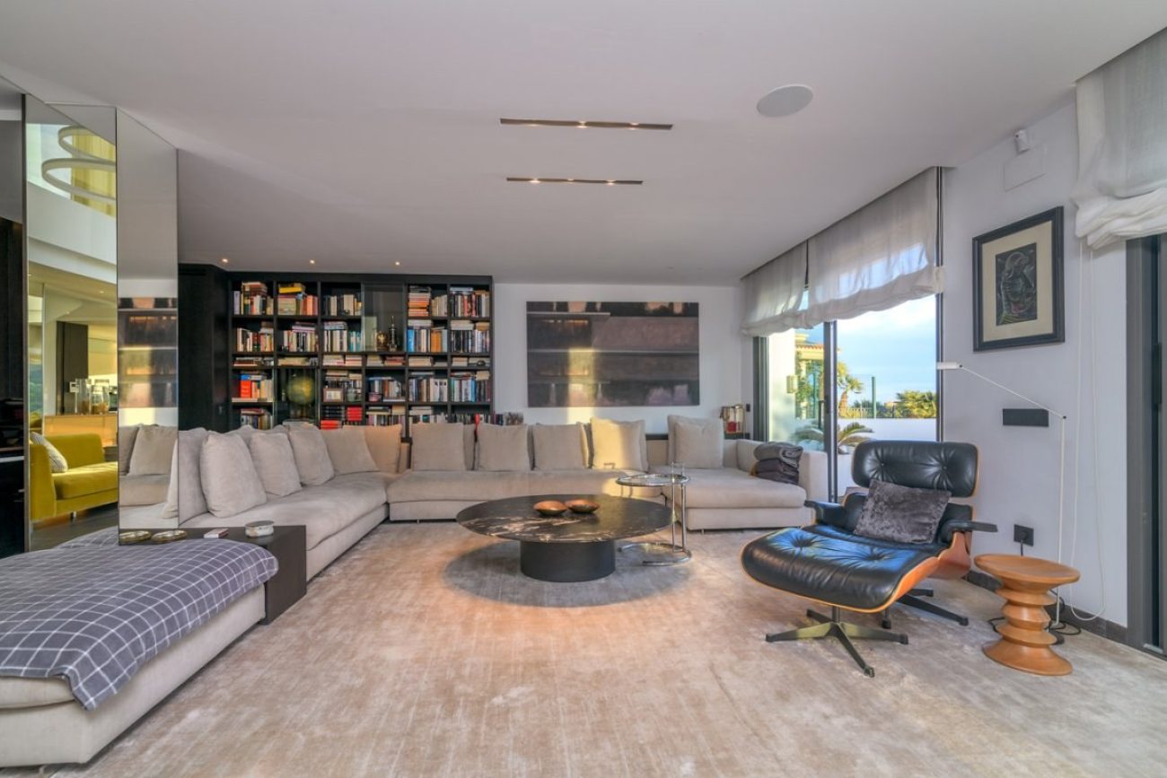 Villa de lujo en venta en Sitges frente al golf: mansión exclusiva con spa privado y gran parcela