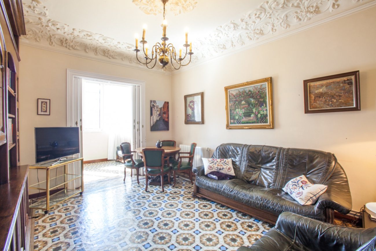 Exclusivo piso modernista junto a Paseo de Gracia